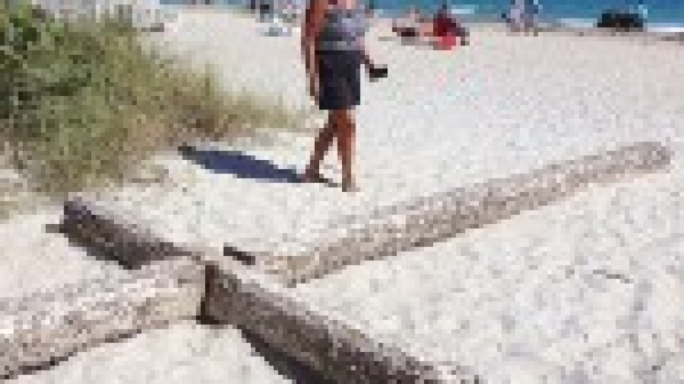 Floridas pludmalē izskalots sešus metrus garš krusts