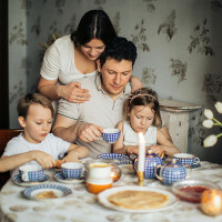 Regulāras ģimenes vakariņas sniedz būtiskus ieguvumus arī bērniem