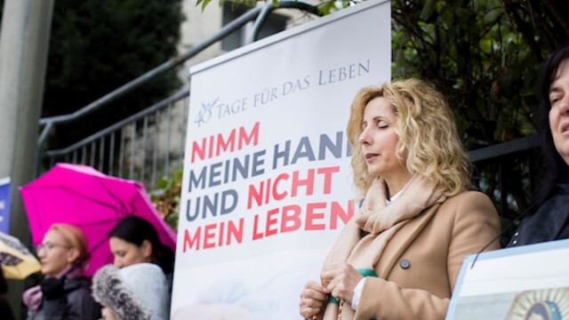 Vācijas jaunais likumprojekts aizliedz lūgšanas un “musināšanu” pie aborta klīnikām