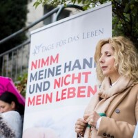 Vācijas jaunais likumprojekts aizliedz lūgšanas un “musināšanu” pie aborta klīnikām