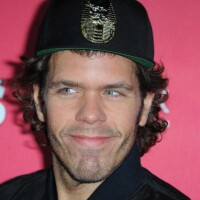 Perezs Hiltons pēc smagas slimības sāk lasīt Bībeli no sākuma līdz beigām