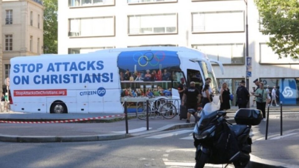 Aiztur kristiešus par protesta braucienu ar autobusu pa Parīzes ielām