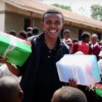 Ruandas genocīdā izdzīvojušais cerības vēsti saņem kurpju kastē