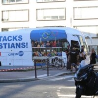 Aiztur kristiešus par protesta braucienu ar autobusu pa Parīzes ielām