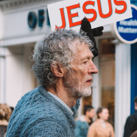 Mierīgā gaisotnē Ziemeļīrijā aizvadīts "Maršs par Jēzu"