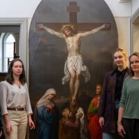 Mākslas akadēmijas studentes restaurē Popes baznīcas altārgleznu