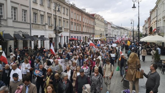 Izmaiņas Polijas abortu likumā gājienā sapulcē 50 000 dzīvības atbalstītājus