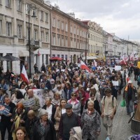 Izmaiņas Polijas abortu likumā gājienā sapulcē 50 000 dzīvības atbalstītājus