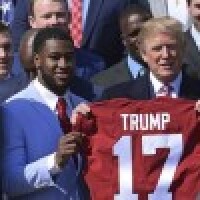 Alabamas futbola komanda aizlūdz par Donaldu Trampu