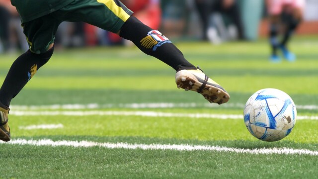 Dortmundes futbolists pēc uzvaras vārtus velta Dievam