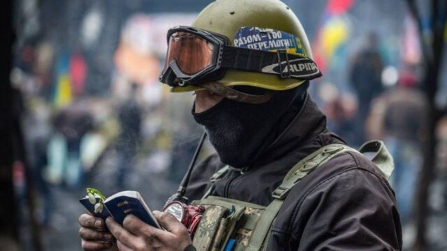 Nīderlandē izdod 10 000 Jaunās Derības ukraiņu karavīriem