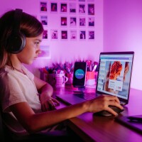 Apvienotajā Karalistē tagad stingras prasības bērnu aizsardzībai internetā