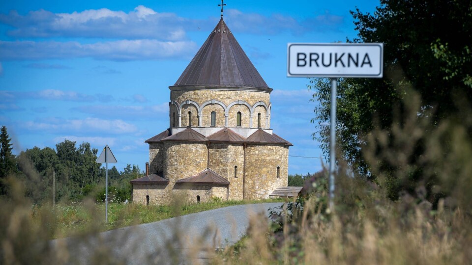 Bruknas kapelā apskatāma lietuviešu mākslinieka gleznu izstāde