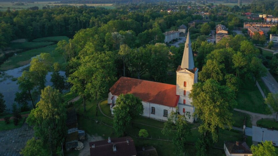 Labiekārtos Dundagas luterāņu baznīcas teritoriju