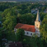 Labiekārtos Dundagas luterāņu baznīcas teritoriju