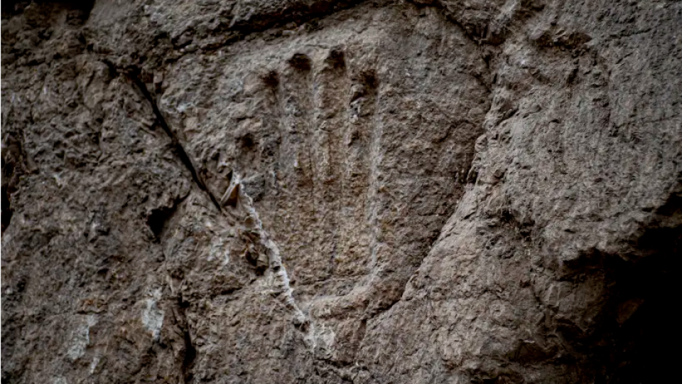 Jeruzalemē atrasts sens grāvis un roku nospiedumi sienā 