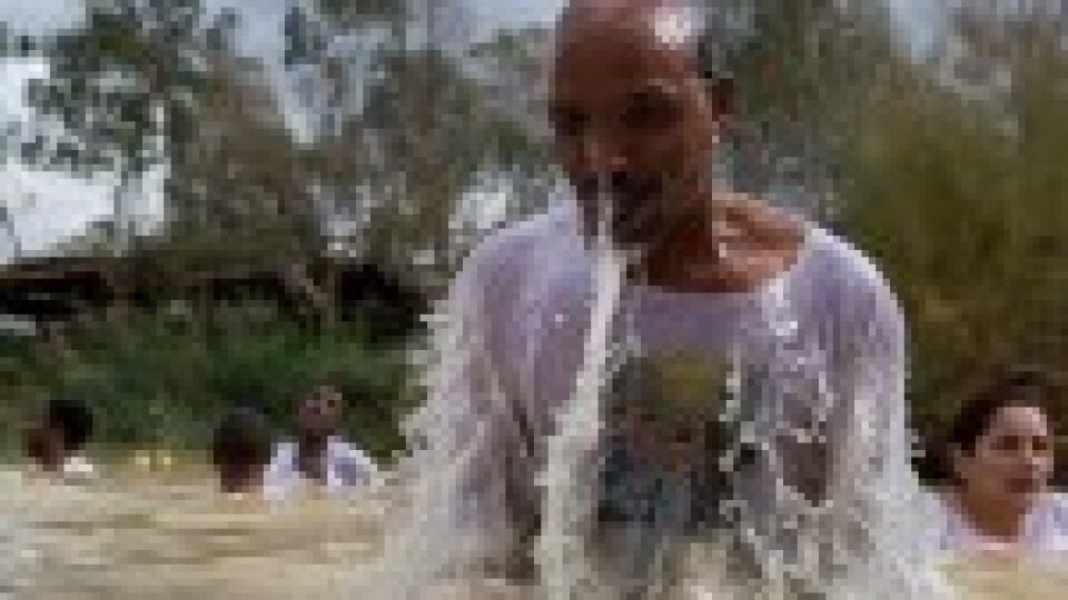 Izraēlā vairāk nekā 20 000 svētceļnieki kristās Jordānas upē