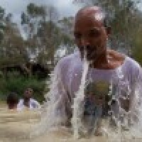 Izraēlā vairāk nekā 20 000 svētceļnieki kristās Jordānas upē