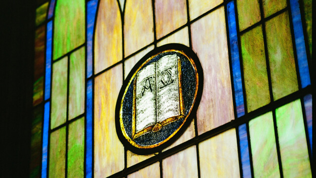 Aicina ziedot krāsainus stiklus Ropažu baznīcas vitrāžu projektam