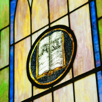 Aicina ziedot krāsainus stiklus Ropažu baznīcas vitrāžu projektam