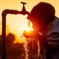 Kristīgā organizācija Kenijas ciemā ierīko dzeramā ūdens sūkni