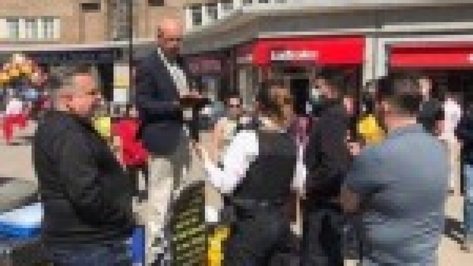 Londonā apcietina mācītāju cienījamos gados par vērtību sludināšanu uz ielas 