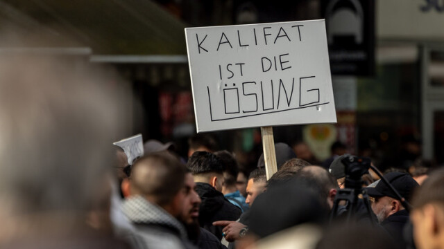 Musulmaņi demonstrācijā Vācijā aicina nepakļauties meļiem un nodibināt kalifātu