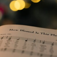 “Songs of Praise” atzīmē 65 gadus, izceļot himnu un ticības nozīmi