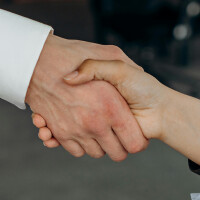 Rokasspiediens ar pāvestu par 500 000 eiro