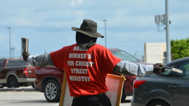 NBA brīvais aģents Džeidens Aivijs tika pamanīts sludinot uz ielas