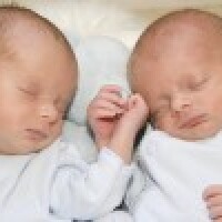 Lielbritānijā 23. grūtniecības nedēļā piedzimušie dvīņi svin pirmo dzimšanas dienu