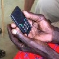 Kenijā izplata ar saules enerģiju darbināmas audio Bībeles