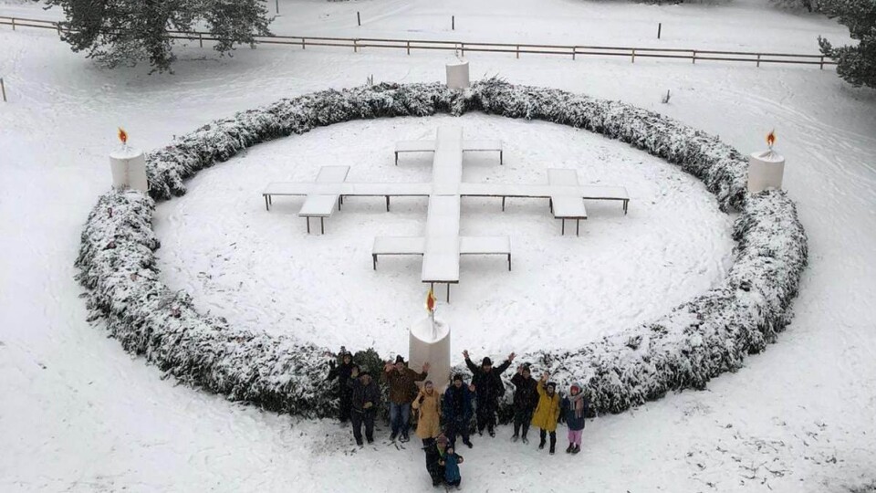 Pie Skultes luterāņu baznīcas atkal tapis lielākais Adventa vainags