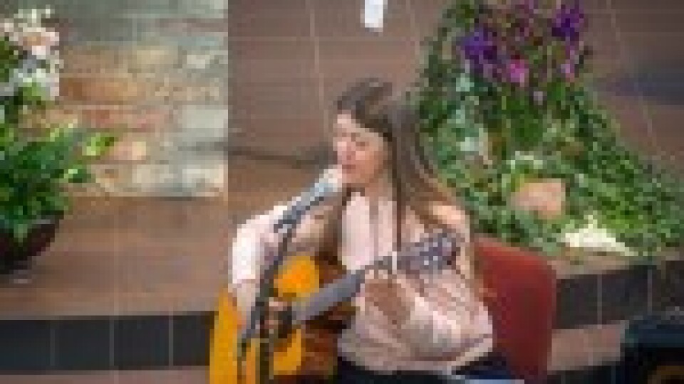 Mūziķe Sintija Grava aicina dziedāt un apgūt ģitārspēli