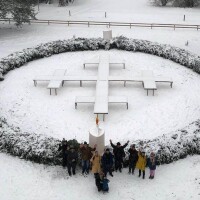 Pie Skultes luterāņu baznīcas atkal tapis lielākais Adventa vainags