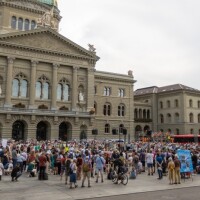 Šveices parlamenta laukumā stāsta un lūdz par vajātajiem kristiešiem