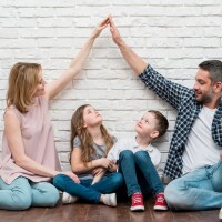 Latvijā turpina samazināties noslēgto laulību skaits un bērnu dzimstība