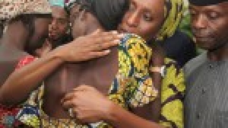 Atbrīvotās Nigērijas kristiešu meitenes slavē Dievu