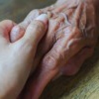 90 gadus veca sieviete izdzīvo pēc inficēšanās ar COVID-19