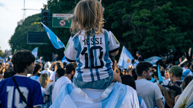 Futbolists Lionels Mesi FIFA kausa laikā pateicies Dievam